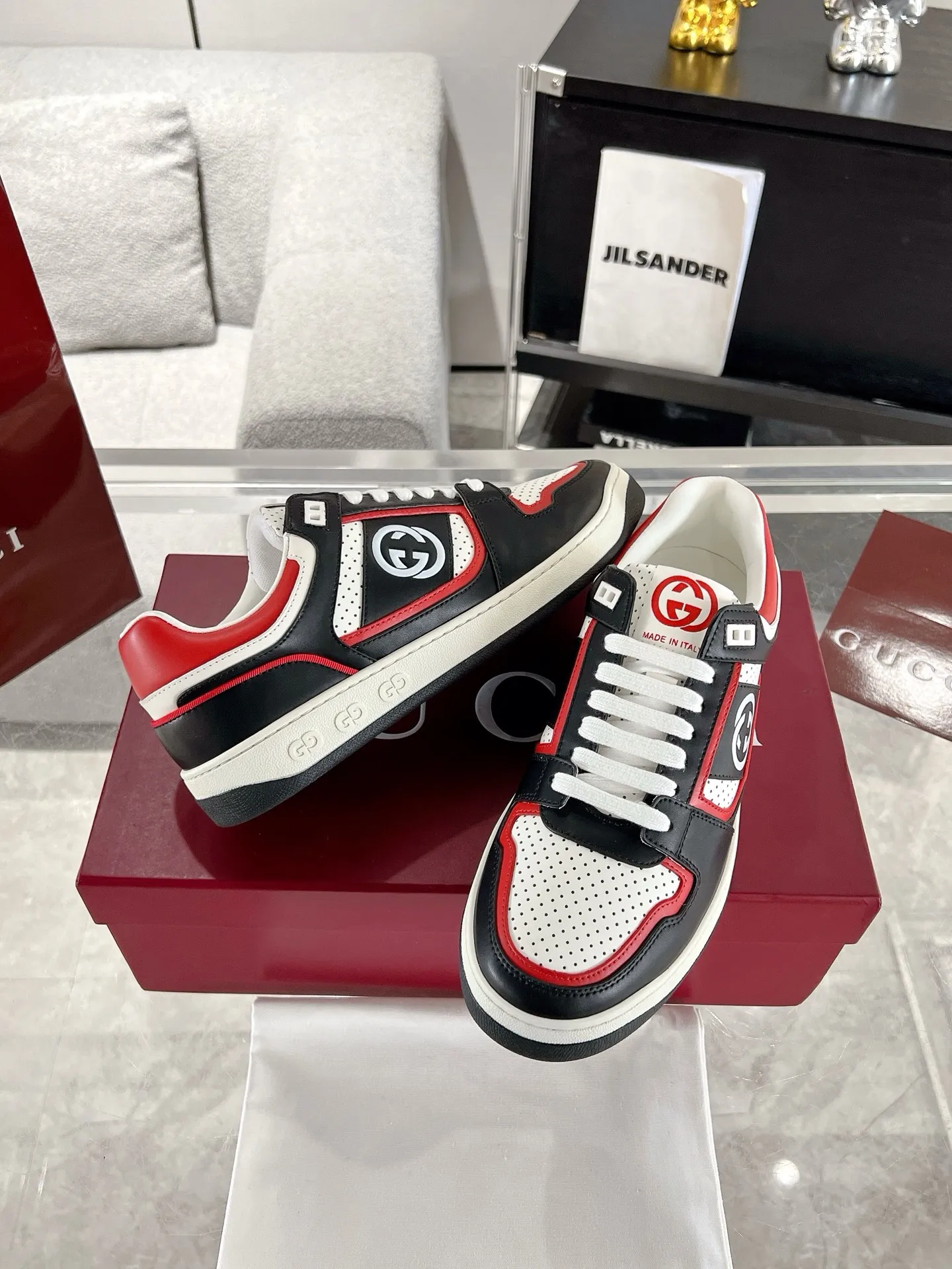 👟👟Ex-factory price 700👟👟 The latest casual sneakers for couples in white shoes❗️❗️ Original purchase, development and production. The sneakers are inspired by the classic sneakers of the 1970s, and the name is taken from the defensive movements in sports. This accessory is crafted from white leather, with an interlocking Double G stripe webbing embellished on the side, and the Gucci retro logo embellished on the shoe body. Original imported first-layer cowhide. Original custom-made soft sheepskin lining. Original open-molded TPU outsole. Bottom thickness: 2.5CM. Size: 35-44 (45 is custom-made and cannot be returned or exchanged)